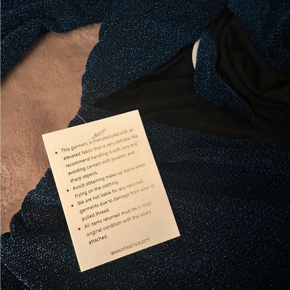 NWT! Gorgeous, flattering and shimmering! - Picture 3 of 6